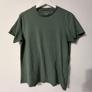 H&M Forest Green Short Sleeve Tee in Small size